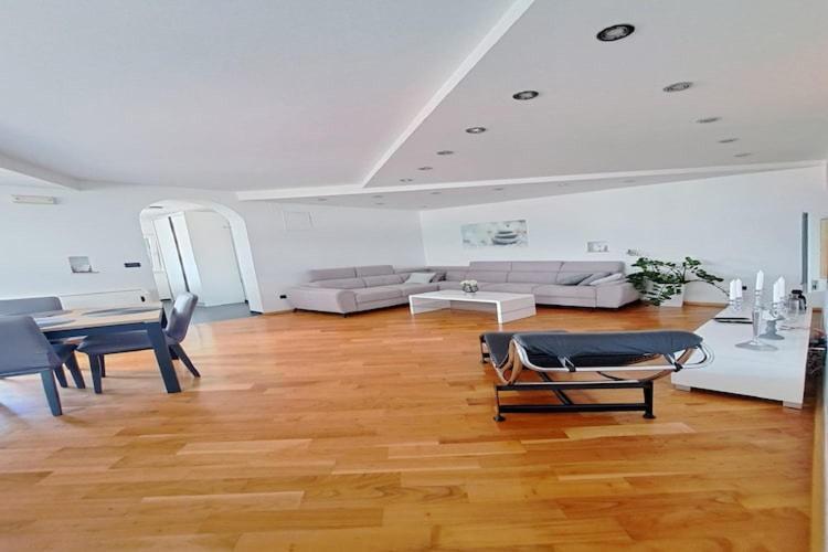 The Big Chill - Three Bedroom With Terrace, Balcony And Jacuzzi *